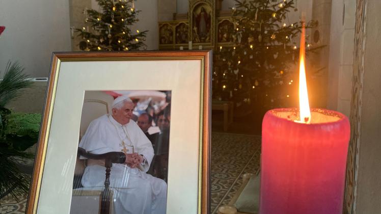 So trauert die St. Maria-St. Vicelin um Papst Benedikt XVI.