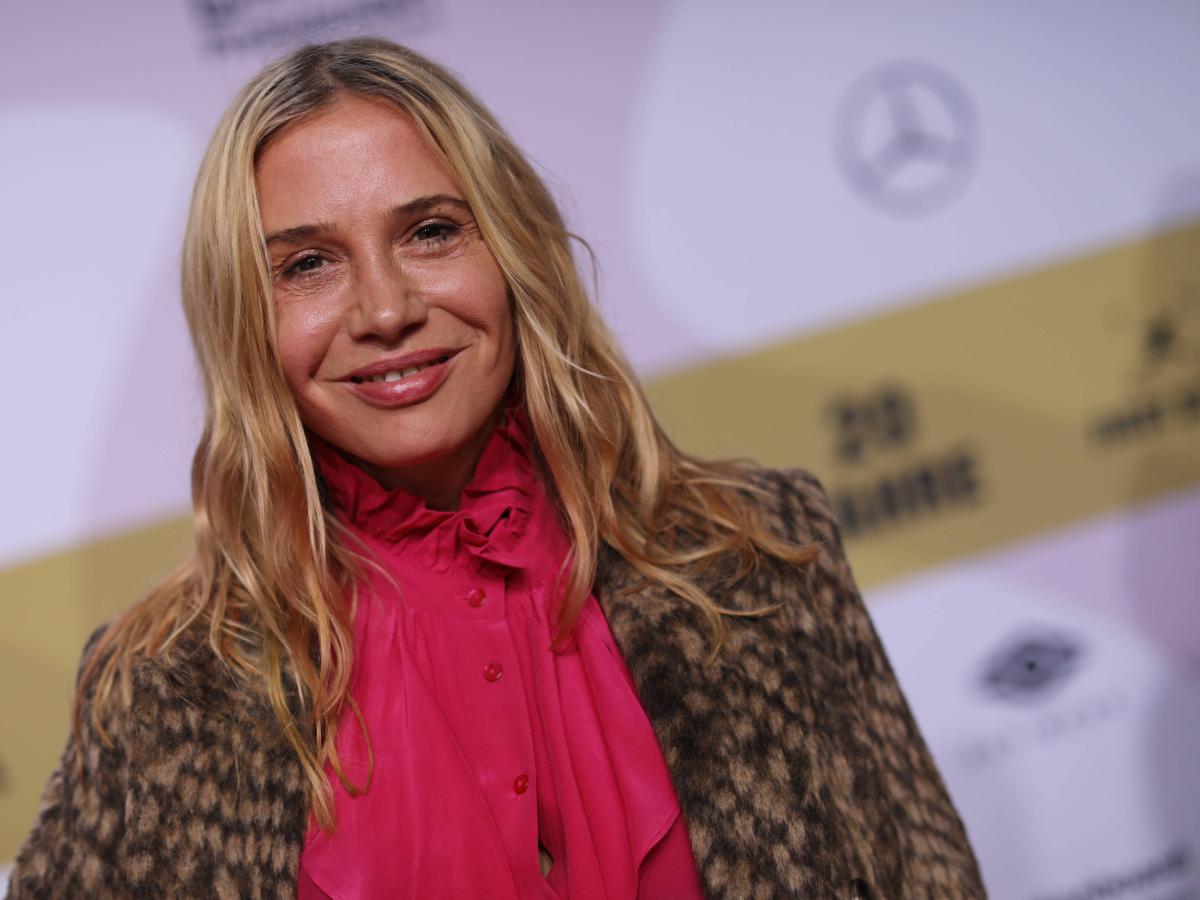 Schauspielerin Nadeshda Brennicke baut Baumhaus in Costa Rica | NOZ