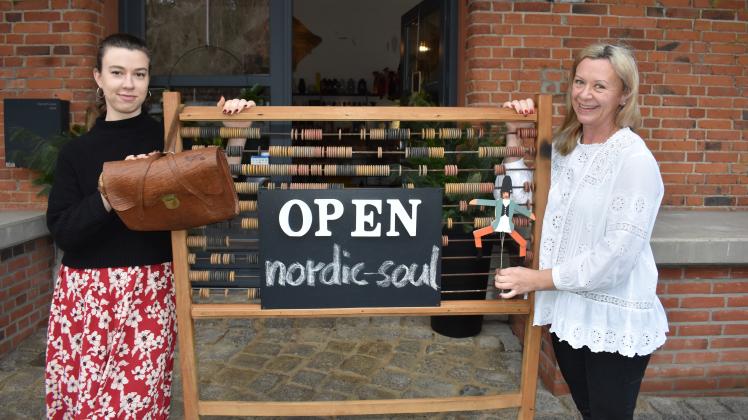 Nach einem Online-Shop haben Mutter Anja Derrath-Liese (r.) und ihre Tochter Marie Sophie Derrath jetzt auch ein Geschäft im alten Güterbahnhof in Rostock eröffnet.