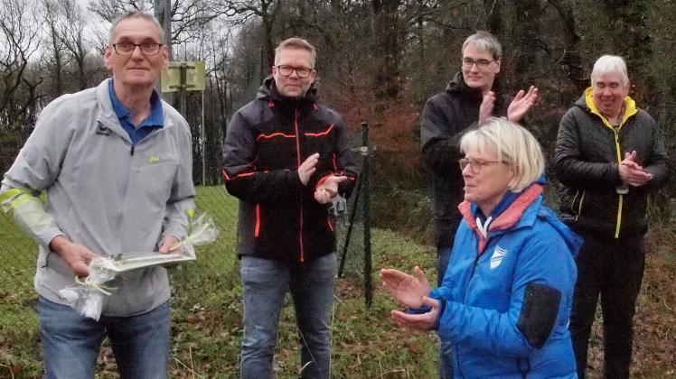 Sabine Staas vom Lauftreff Neuenkirchen dankte Axel Beyersdorf, der viele Jahre den Silvesterlauf in Fürstenau organisiert hat. 