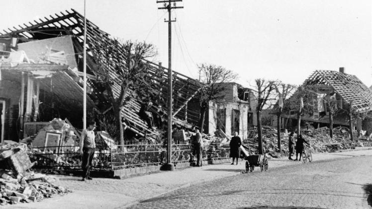 Die Bahnhofstraße nach dem Bombardement am 3. März 1943.