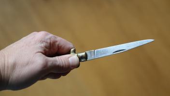 Gewalt - Messer - Messerattacke Springmesser, Messer Verbot, Gewaltverbrechen *** Violence knife knife attack jumping kn