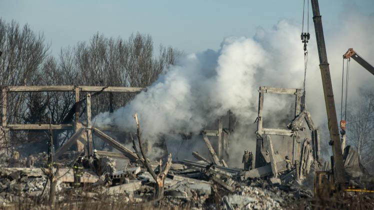 Russia Ukraine Military Operation Shelling 8350685 02.01.2023 Russian emergency workers remove the rubble of vocational