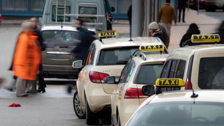 Im Jahr 2023 werden die Fahrpreise für Taxi in MV angehoben, Symbolbild , Schwerin, Hauptbahnhof 02.01.2023 Foto Volker Bohlmann