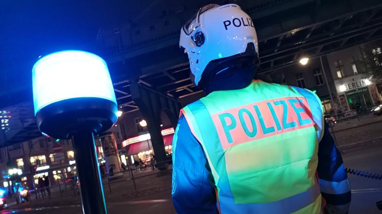 Berlin - Deutschland. Motorradpolizist unterwegs im Einsatz. *** Berlin Germany motorcycle policeman on the road on duty