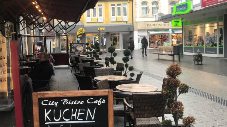 Umsonst und draußen: Wirten und Kaufleuten erlässt die Stadt Delmenhorst die Gebühren, wenn sie mit Tischen oder Ständern öffentliche Flächen belegen.