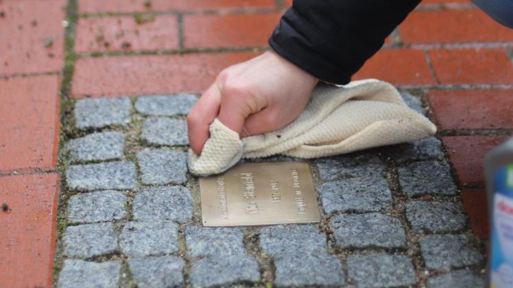 Bereits im Januar 2022 reinigten Freiwillige rund 70 Gedenksteine in Rostock.