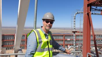 Prof. Johannes Koke vom Campus Lingen auf dem Turm eines Solarkraftwerks in Südafrika