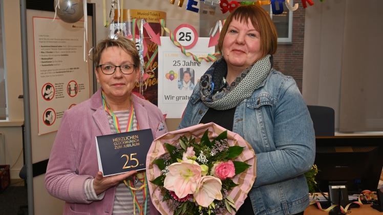 Blumen und Glückwünschen von der Teamleiterin: (r.) Manuela Seimer gratuliert Meike Hahn zum Arbeitsjubiläum. 