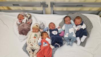 Sechs der acht Babys, die am 1. Januar 2023 in Meppen geboren wurden: Enna, Johann Benno, Medeea-Stefanie, Johann, Timotei Beniamin und Henry. 