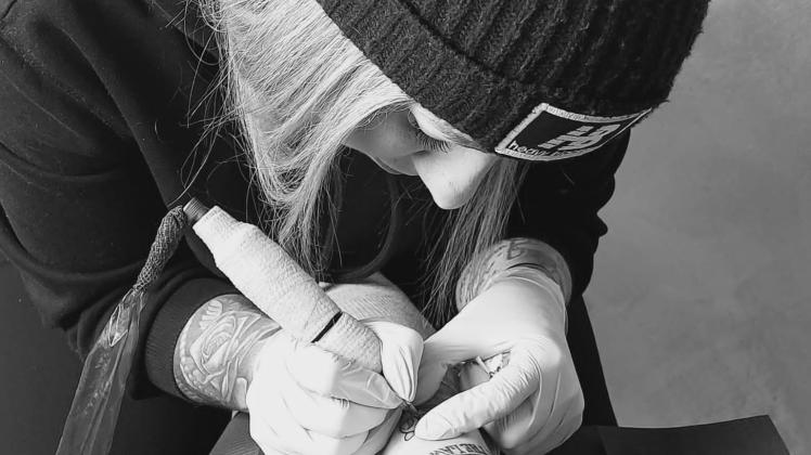 Nur noch in Schwarz-Weiß gibt es Tattoos bei Lisa Marie Schouten in ihrem Tattoo-Studio in Haren.