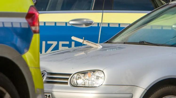 Foto vom Tatort: Das Jagdmesser des Angreifers steckt in der Motorhaube eines geparkten VW-Golf.