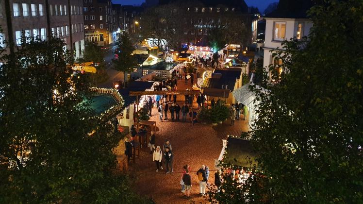 Ohne Beleuchtung geht es nicht: Der Weihnachtsmarkt auf dem Capitolplatz in Schleswig. 