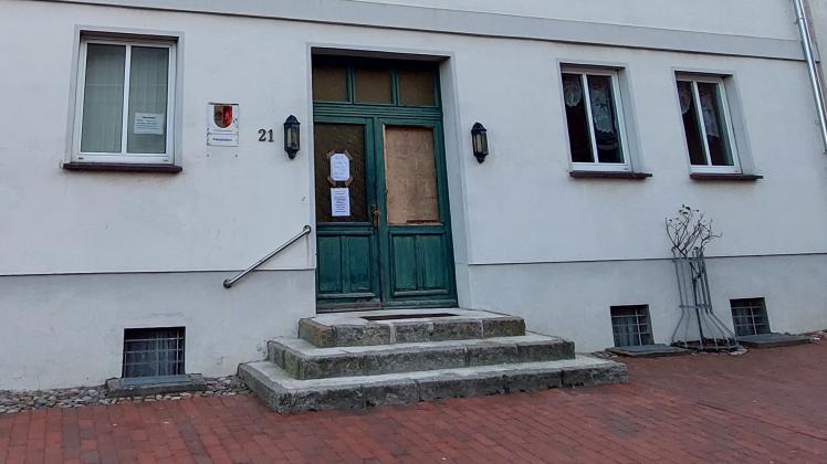 In Laage wurde die Tür zum Hauseingang an der Hauptstraße 21 schwer beschädigt. 
