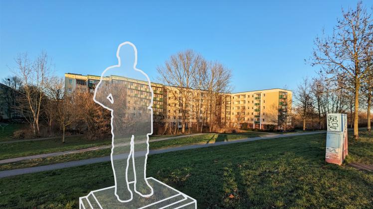 Sie stand keine 24 Stunden: Die Statue des Rammstein-Sängers Till Lindemann ist von einer Wiese in Rostock-Evershagen verschwunden. 