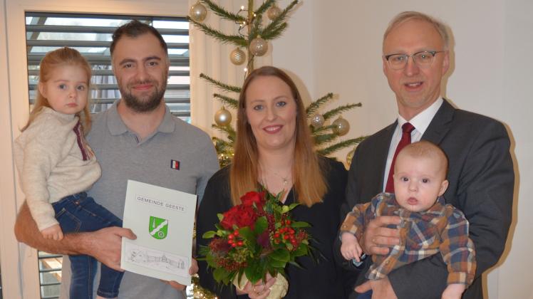 Geestes Bürgermeister Helmut Höke (rechts) durfte den neugeborenen Thilo Mende für das Foto sogar auf dem Arm nehmen. Ebenfalls zu sehen sind Verena und Tobias Mende sowie Thilos Schwester Emmi.