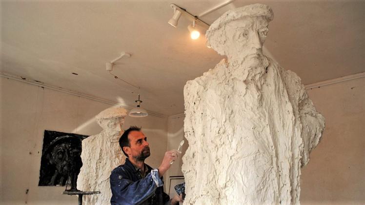 Seit vielen Jahren arbeitet der Güstrower Bildhauer Henning Spitzer an einem Modell für eine Statue, die Ernst Barlach im Alter darstellt.