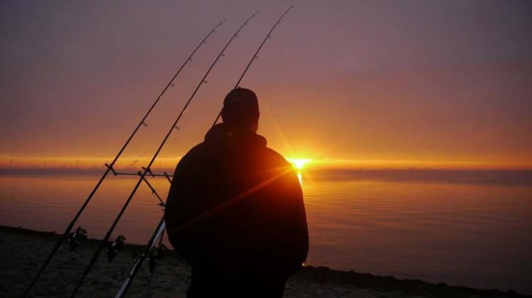 Angeln ist für Dennis Knoll nicht nur Fische fangen, sondern auch die Zeit in der Natur - wie hier beim Sonnenuntergang in Emden. 
