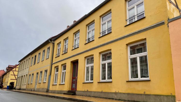 Die Fassaden dieser drei Häuser in der Gödenstraße will die Bützower Wohnungsgsellschaft in diesem Jahr sanieren.