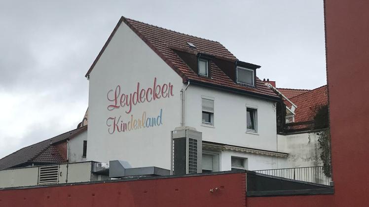 An der Hauswand prangt immer noch der Name: Leydecker war einst ein renommiertes Kindermoden-Geschäft in der Fußgängerzone von Delmenhorst.