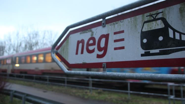Ein Zug der Norddeutschen Eisenbahn Niebüll GmbH (NEG) am 4.1.2023 in Niebüll-Deezbüll auf der Strecke Niebüll-Dagebüll kurz vor dem Bahnübergang Risumer Weg.
