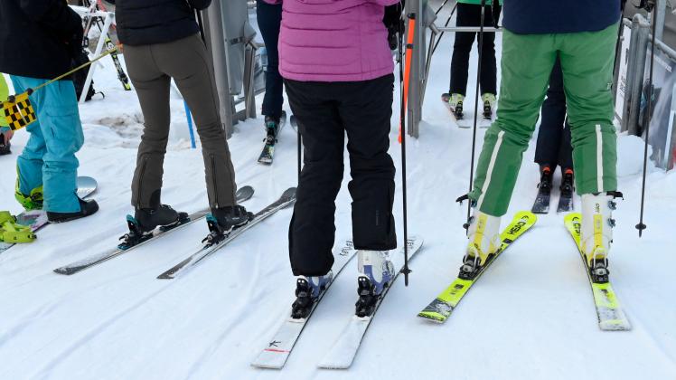 Skifahrer am Skilift, Schweiz, 28.12.2022 *** Skier on ski lift, Switzerland, 28 12 2022 PUBLICATIONxNOTxINxSUI