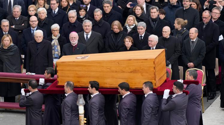 Emeritierter Papst Benedikt XVI. gestorben - Trauermesse
