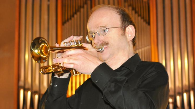 Thomas Gerlach unterstützt mit seiner Trompete den Dekanatskantor Udo Honnigfort beim Neujahrskonzert.