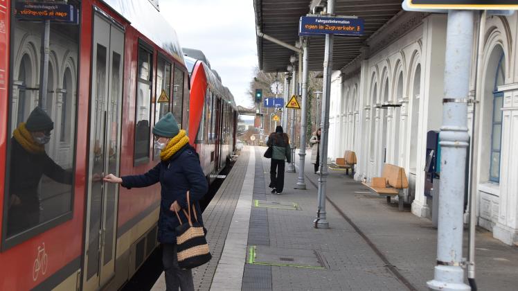 Endlich: Viele Reisende brauchen seit der Übernahme durch Erixx auf der Strecke von Kiel nach Lübeck noch mehr Geduld – nicht nur am Bahnhof in Eutin.