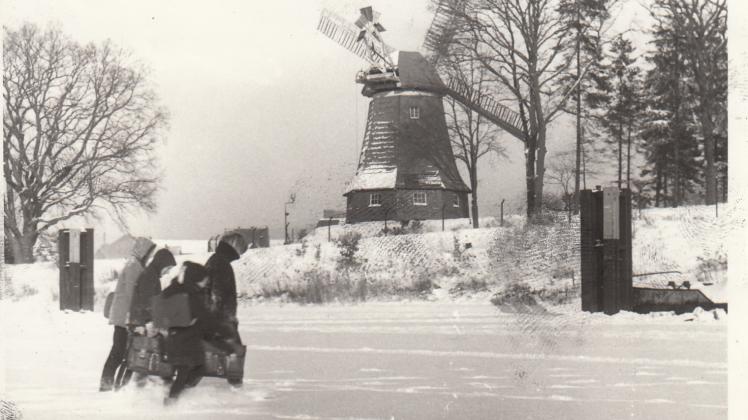 Winter 1963: Am 26. Januar entstand dieses Foto. Fußgänger überqueren den zugefrorenen Dortmund-Ems-Kanal vor der Höltingmühle.