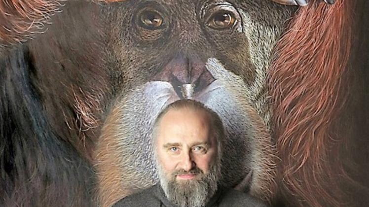 Gerd Bannuscher vor einem seiner großformatigen Primatenporträts.