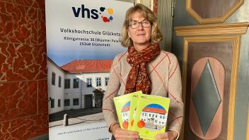 Gesa Borwieck, Leiterin der Geschäftsstelle der Volkshochschule Glückstadt, stellt das neue Programm vor.