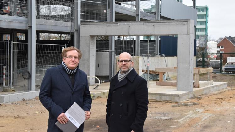 Neben dem Parkhaus haben Georg Löchner (links) und Geschäftsführer Stephan Unger weitere Bauprojekte am Klinikum Nordfriesland auf dem Plan.