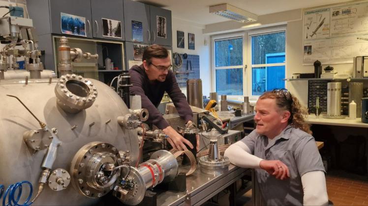 Die Wissenschaftler Dr. Boris Strelnikov und Dr. Gerd Baumgarten aus der Abteilung Optische Sondierung des Leibniz-Instituts für Atmosphärenphysik werkeln im Raketenlabor.