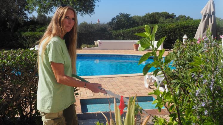 Elke Gleich arbeitet als Gärtnerin an der Algarve. Ursprünglich kommt sie aus dem Kreis Pinneberg.
