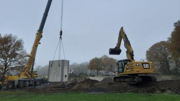 Die letzten Arbeiten für den Bau eines neuen Regenrückhaltebeckens in Schwagstorf sind abgeschlossen. Künftig soll es keine Überschwemmungen mehr im Ortskern geben.
