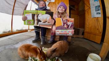 Kinder der Osnabrücker Kita St. Maria Rosenkranz haben ein Kaninchen-Buch entwickelt. Hier präsentieren es Luke (6) und Mira (5) zusammen mit den Mümmelmännchen Leo und Lotti