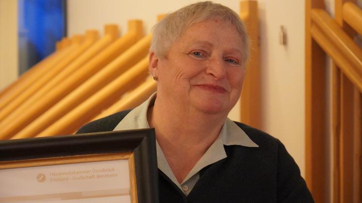 Die Haselünnerin Anneliese Apke-Feldhaus ist seit 50 Jahren Tischlermeisterin. Dafür erhielt sie jetzt den Goldenen Meisterbrief, als einzige Frau in diesem Berufsfeld.