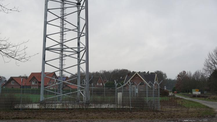 Der Richtfunkmast rund 100 Meter südlich des Lohner Ortsteils Rükel steht seit dem Frühjahr 2021. Er ist bereits angeschlossen und beliefert die Kunden mit Highspeed-Internet. 