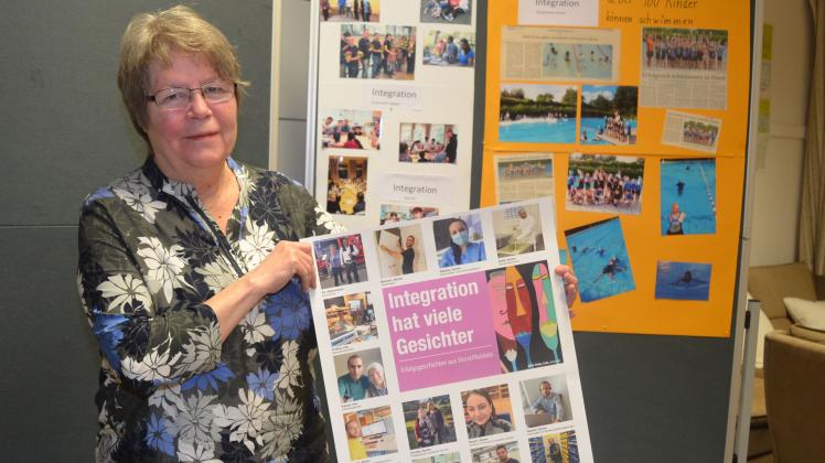 Marion Pagel möchte in Berlin dem Bundespräsidenten ein Plakat mit Beispielen erfolgreicher Integration von Flüchtlingen in Horst überreichen. 