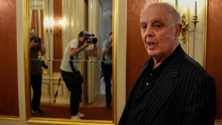 (FILES) This file photo taken on June 4, 2019 shows General music director of the Berlin State Opera Daniel Barenboim as he arrived to address a press conference in Berlin. - World-renowned conductor and pianist Daniel Barenboim said on January 6, 2023 he was stepping down as general musical director of Berlin's State Opera due to persistent health problems. (Photo by John MACDOUGALL / AFP)