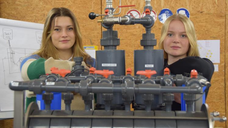 Mariella Benkenstein (l.) und Marit Kock entwickeln in einer kleiner Werkstatt bei dem Unternehmen Agrar Service Lass GmbH den Prototyp einer besonderen Redox-Flow-Batterie.