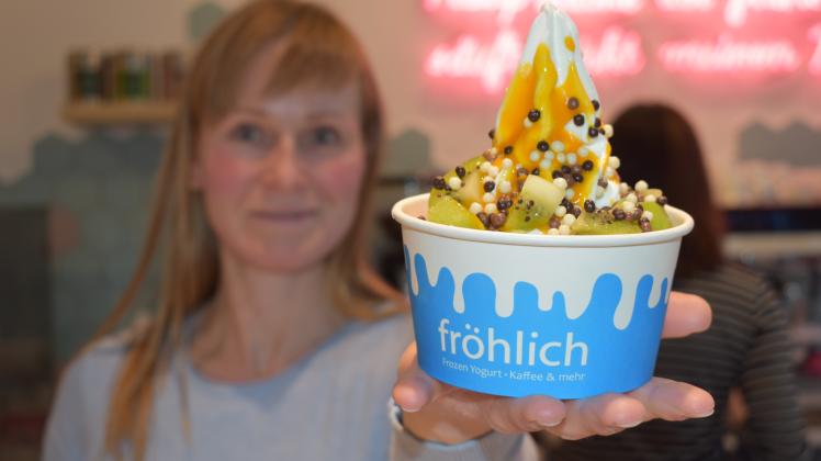 Leckerer frozen Yogurt mit unterschiedlichen Toppings: Sandra Bretsch, Inhaberin von Fröhlich Frozen Yogurt, hat das Angebot in der neuen Filiale Am Brink in Rostock mehr als verdoppelt. 