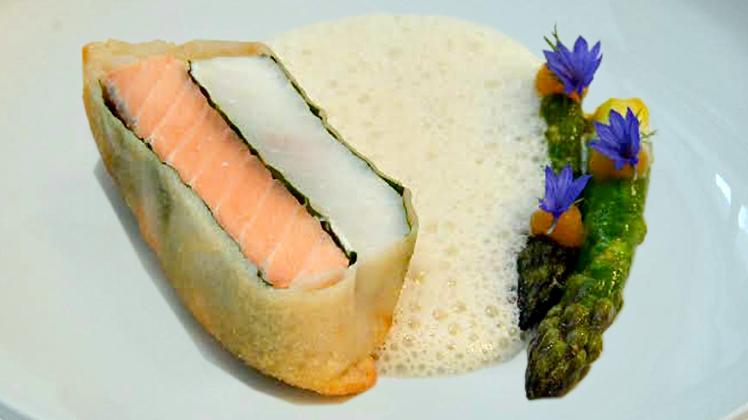 Zweierlei Fisch: Filets vom St. Pierre und Lachs im Brickteig gebacken, mit Limonen-Sauerrahmschaum und grünem Zitronenspargel.