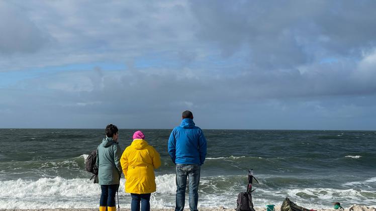 25.10.2022, Westerland --- Urlauber spazieren am Strand der Nordseeküste auf der Insel Sylt. Westerland Schleswig-Holst