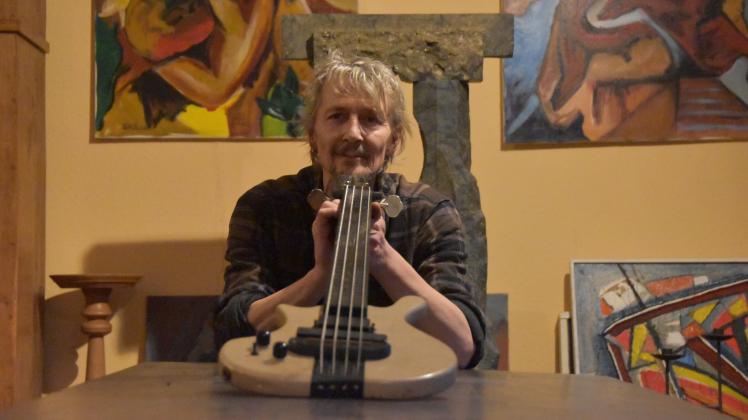 Gerhard Skrodzki hat einen Bass aus Stein gebaut. Das Instrument ist das erste seiner Art weltweit – das funktioniert.