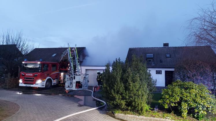 Am Brandort einer Garage in Lechtingen 