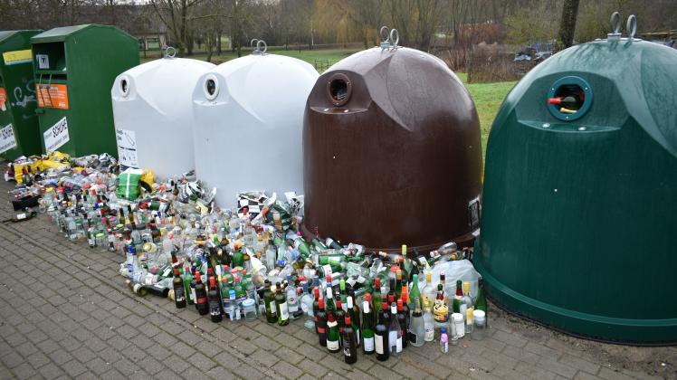 In Lalendorf stehen die Container in einem Meer von Flaschen, die nicht mehr entsorgt werden.