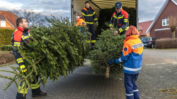 In Bramsche-Mitte sammelt die Jugendwehr die ausgedienten Weihnachtabäume ein.