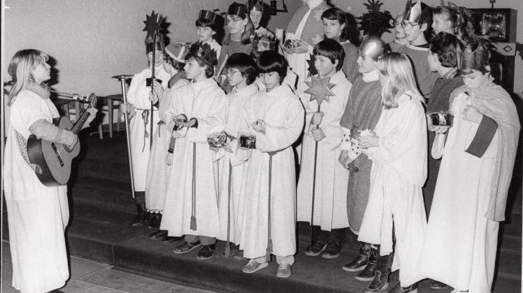 Nach dem Gottesdienst ziehen die Kinder und Jugendlichen von Tür zu Tür: Dreikönigstag 1983 in St. Christophorus.